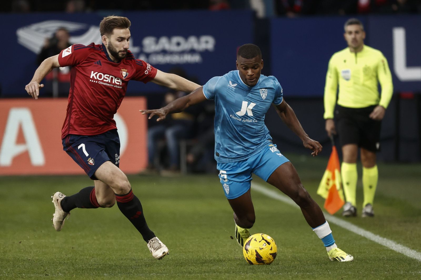 Sergio Akieme protege el esférico ante la presencia de Jon Moncayola.