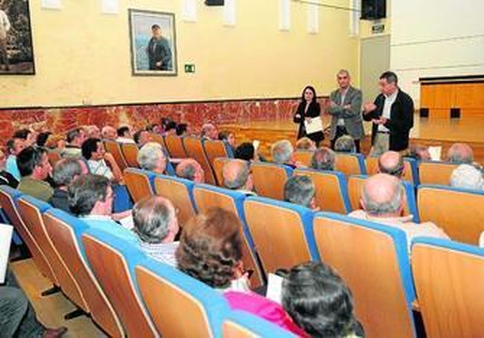 Una reunión de una comunidad de vecinos en Málaga en una imagen de archivo.