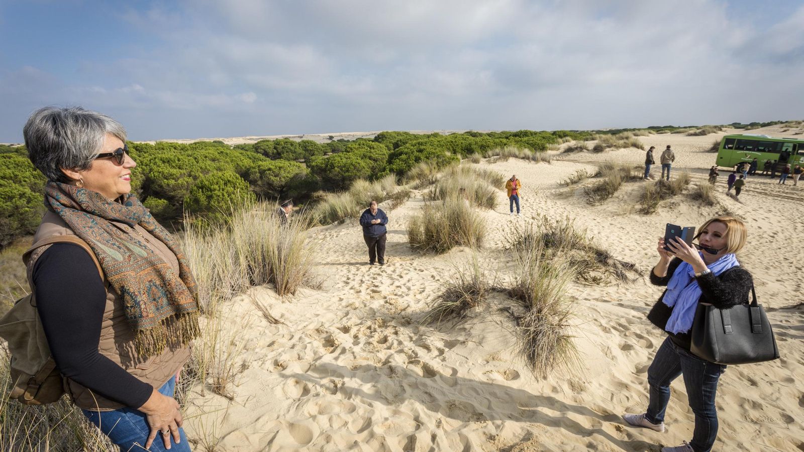 Una invitada al encuentro se toma una fotografía en una duna del parque natural.
