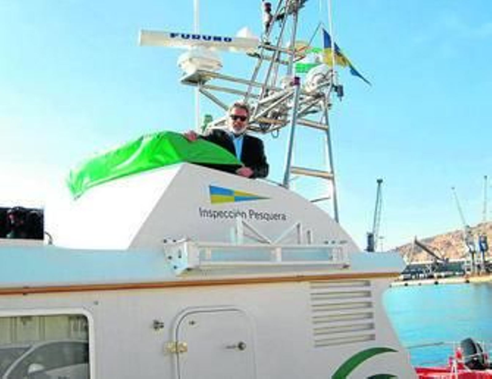 El delegado de Agricultura y Pesca, Juan Deus, en su visita a la nueva patrullera.