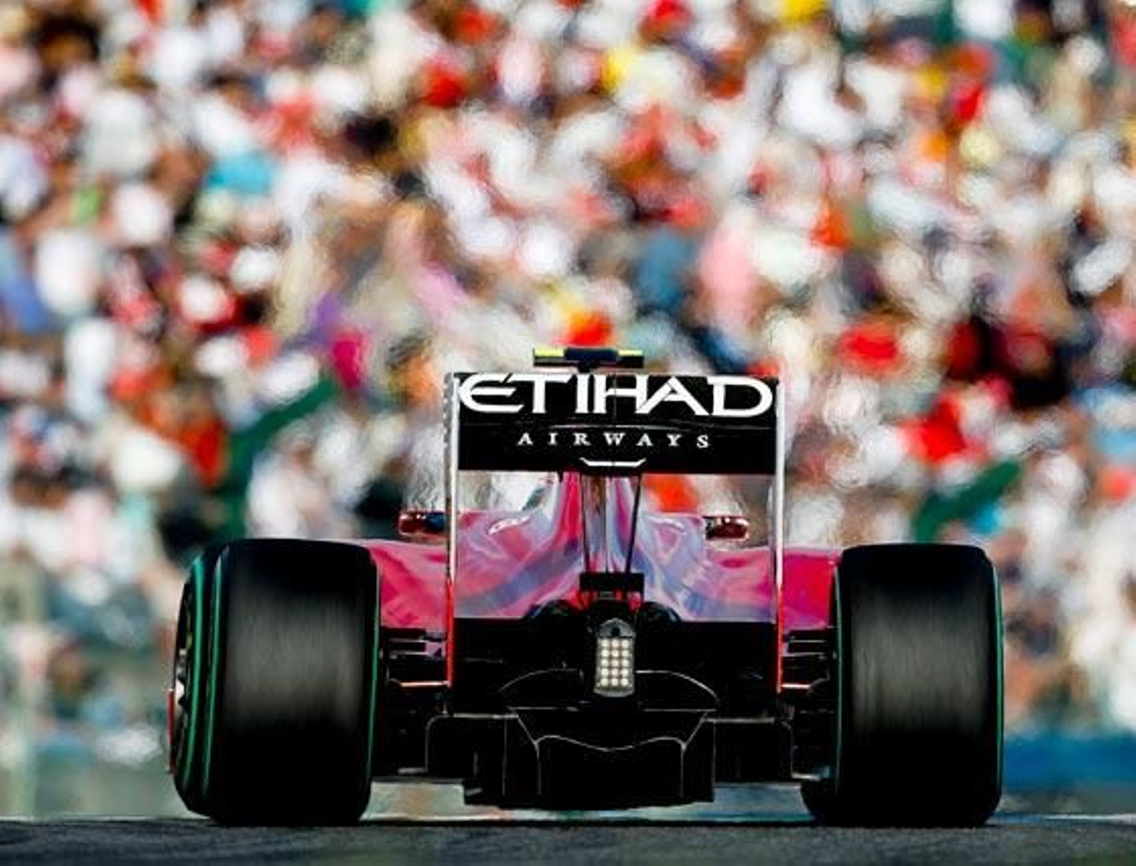 Fernando Alonso logra superar el peor circuito que le quedaba para Ferrari F10 con un tercer puesto detrás de los Red Bull del alemán Sebastian Vettel y del australiano Mark Webber

Foto: efe