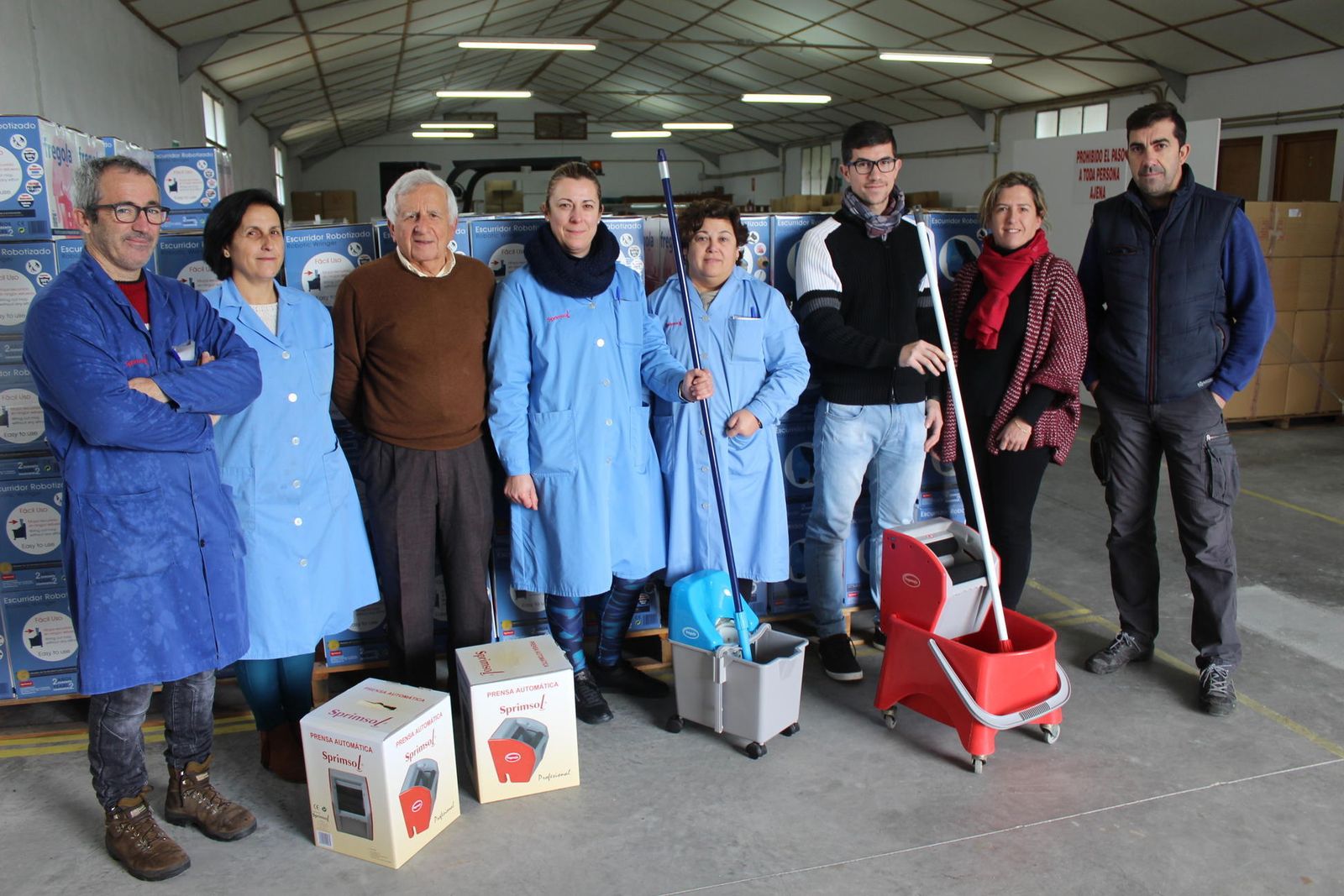 La plantilla de Sprimsol ante las dos fregonas que comercializa,.