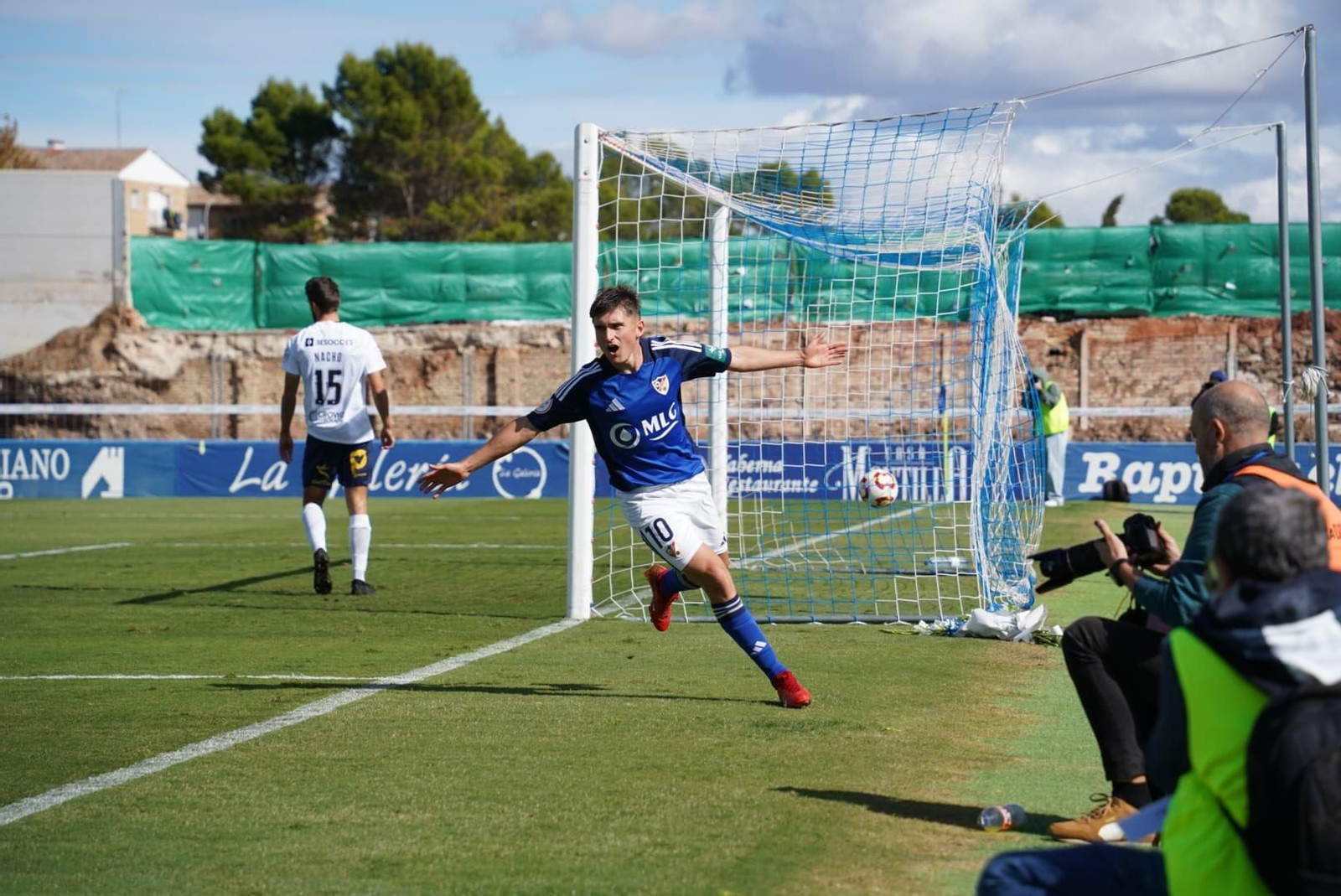 Isra Cano celebra su tanto ante el UCAM Murcia.