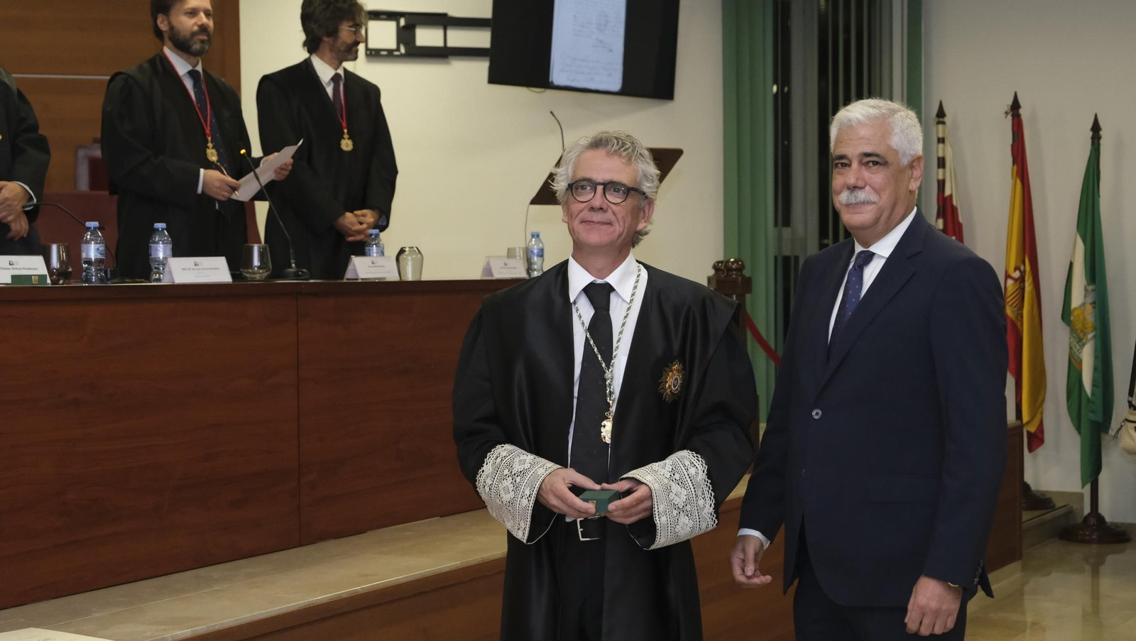 Entrega de insignias de 25 años de colegiado en el Colegio de Abogados de Almería, en imágenes