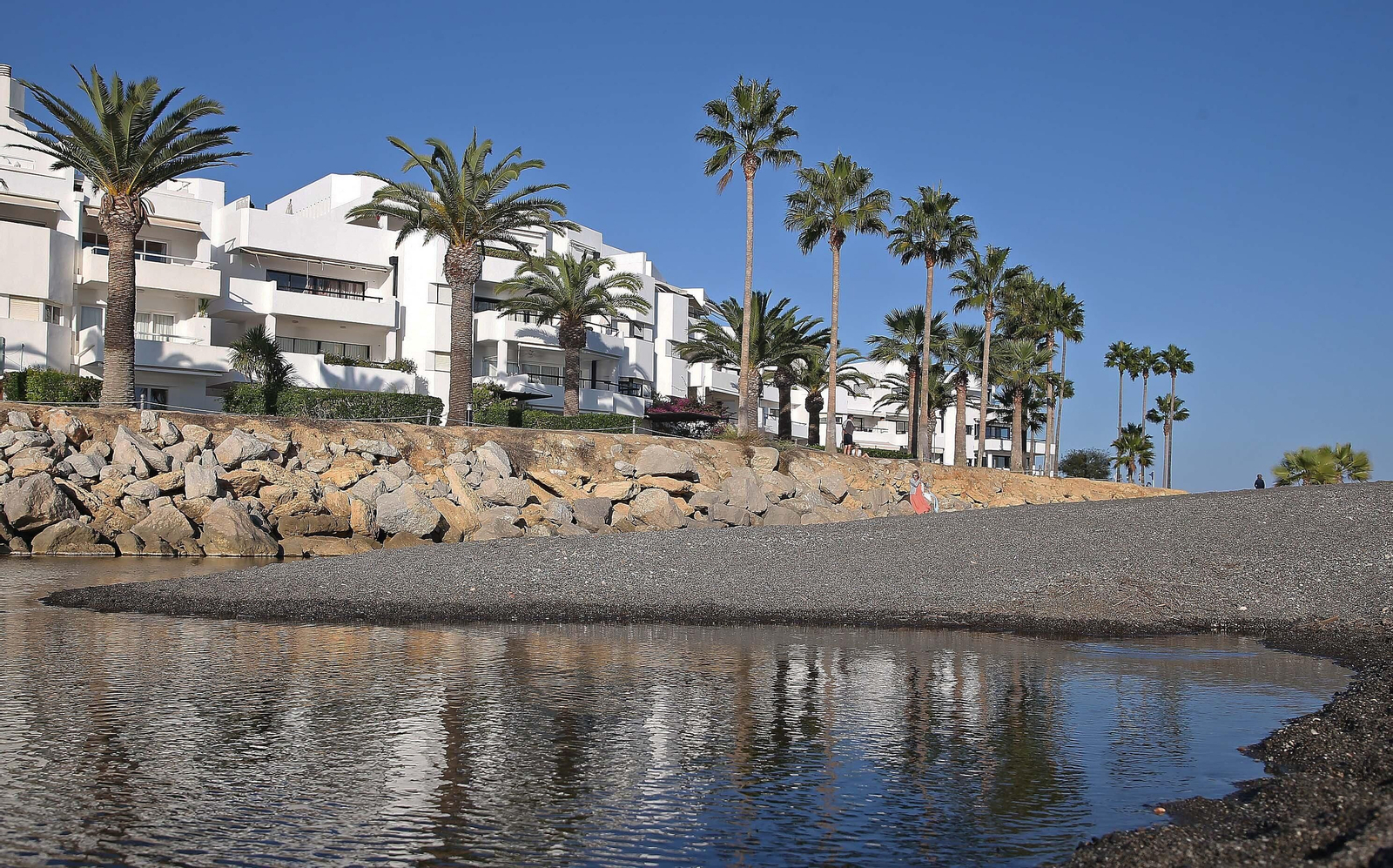Fotos de la desembocadura del río Guadiaro taponada de nuevo