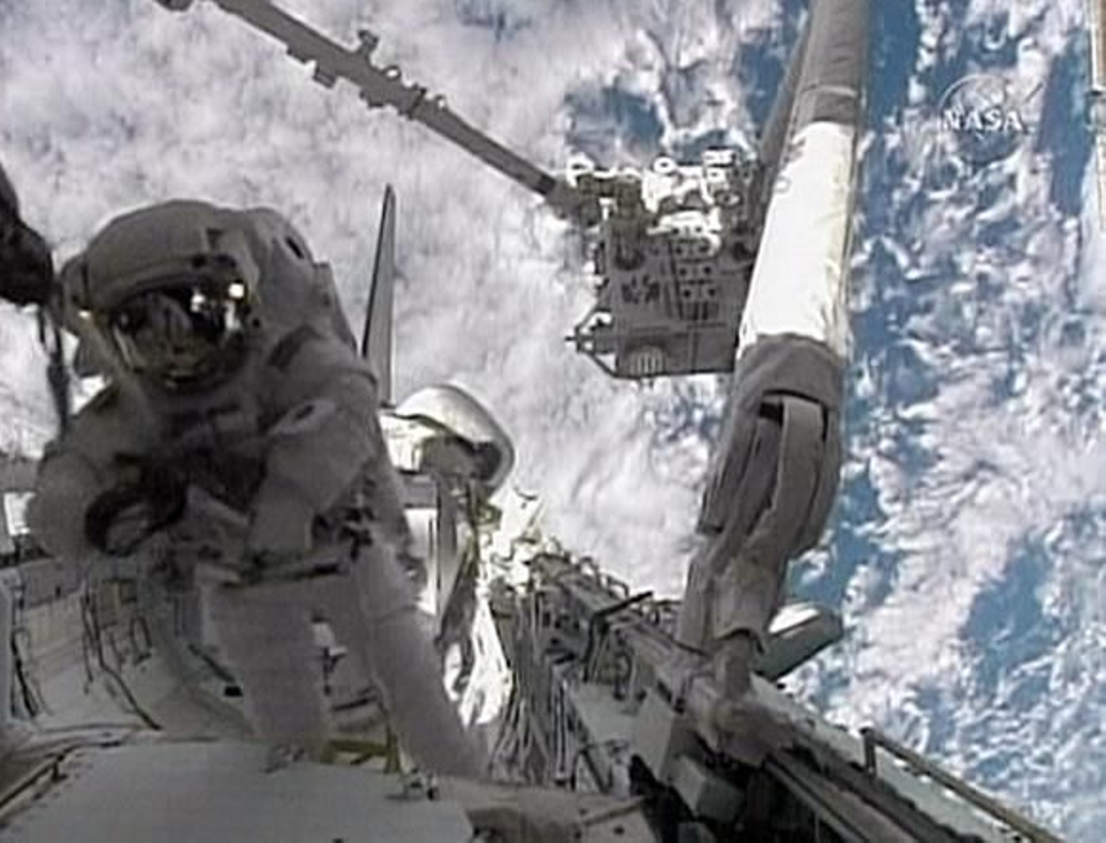 Los astronautas del 'Endeavour' inician su primera caminata espacial