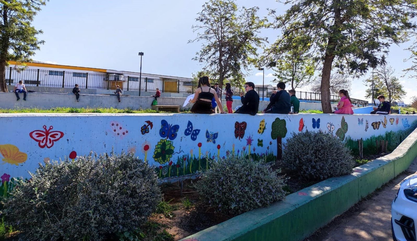 Escolares en la entrada al jardín y refugio de las mariposas en el barrio Torreblanca.