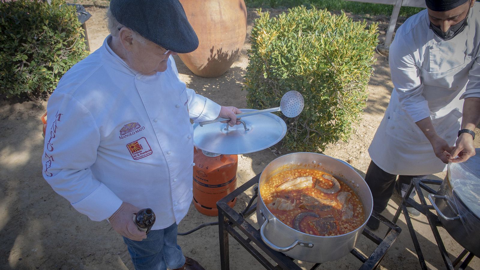 Curro Mayo muestra el guiso de garbanzos con 'pringá'.