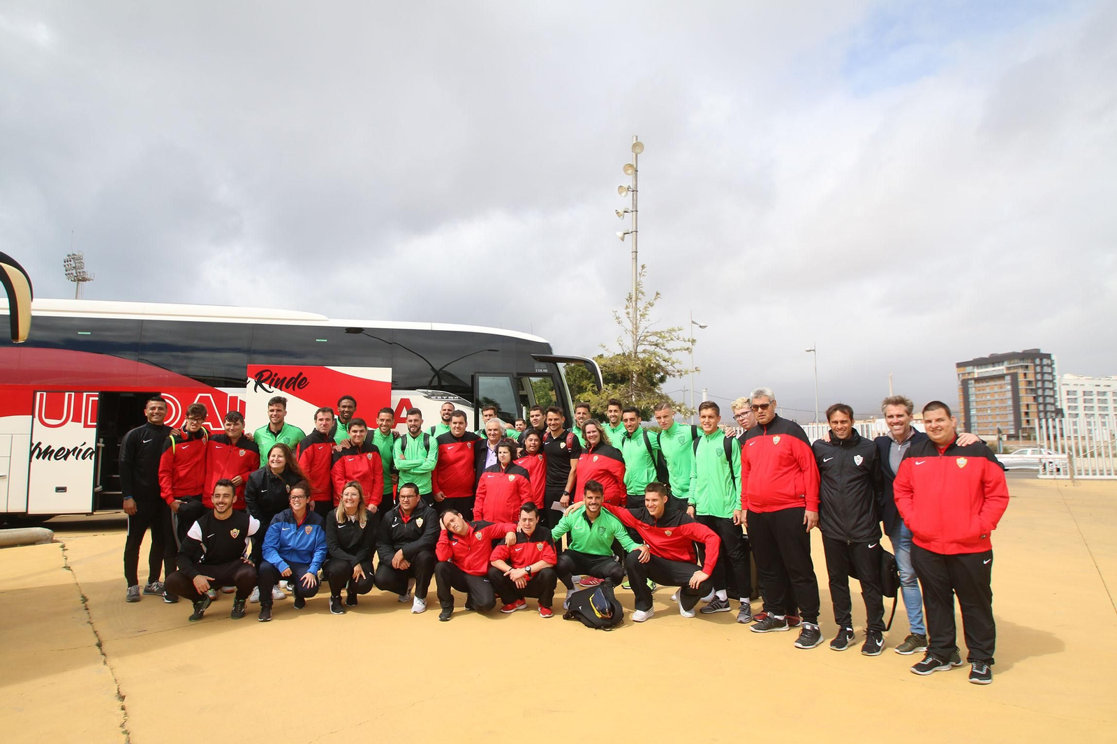 Foto de familia de los jugadores del primer equipo y del equipo Genuine.