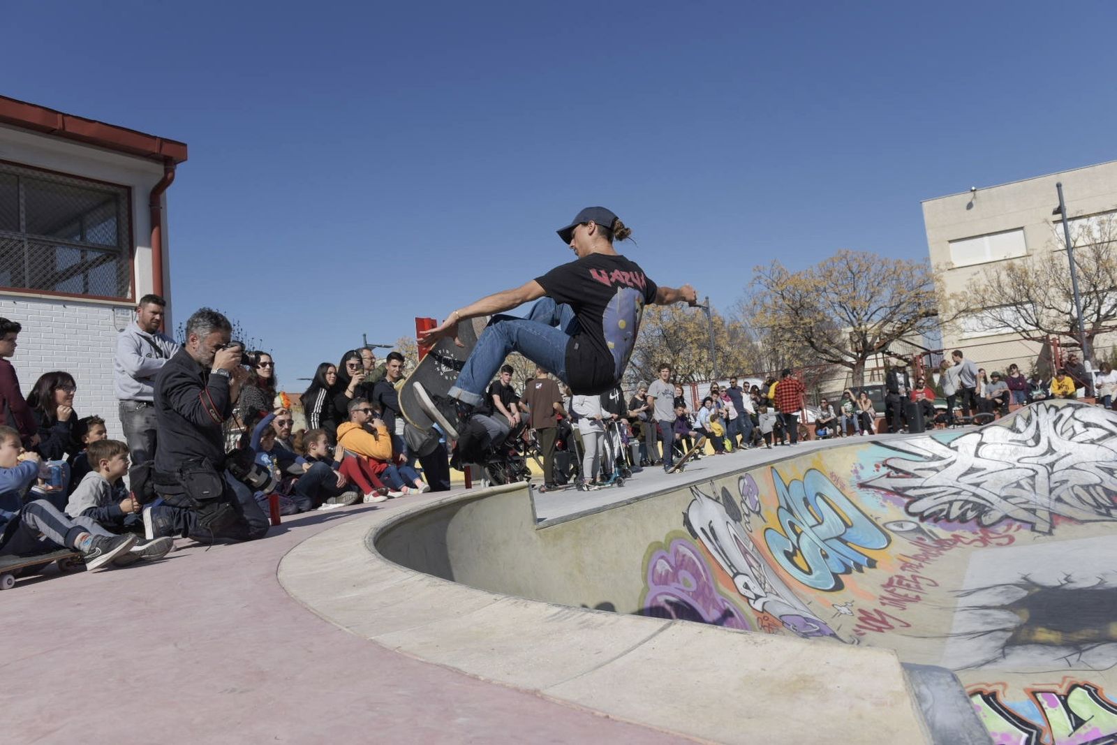 Un ‘skater’ realiza uno de sus trucos en la nueva instalación de Armilla.