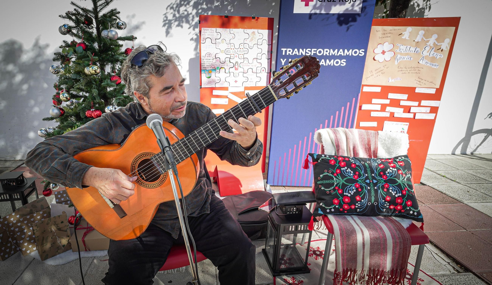 Imágenes del almuerzo navideño de Cruz Roja Jerez y Hacedores Cádiz para personas sin hogar