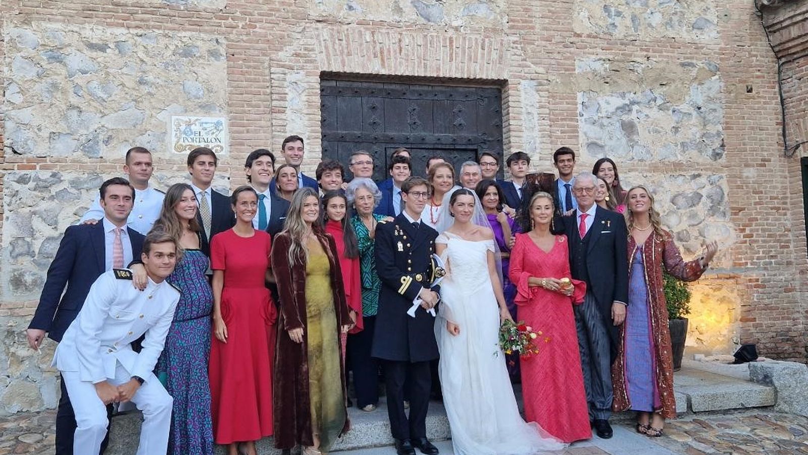 El nuevo matrimonio con la madrina Reyes Cervera, Federico, Reyes, Carmela y Javier Carvajal, Carlos Bort y Paula Novella.
