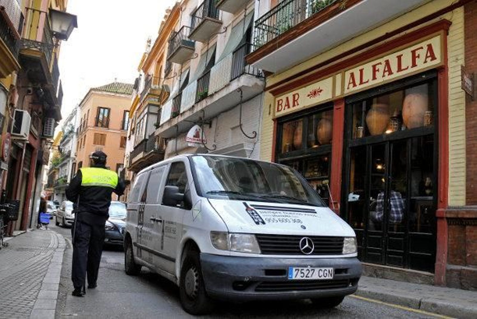 El éxito del 'mapping' corta el tráfico en la Plaza de San Francisco