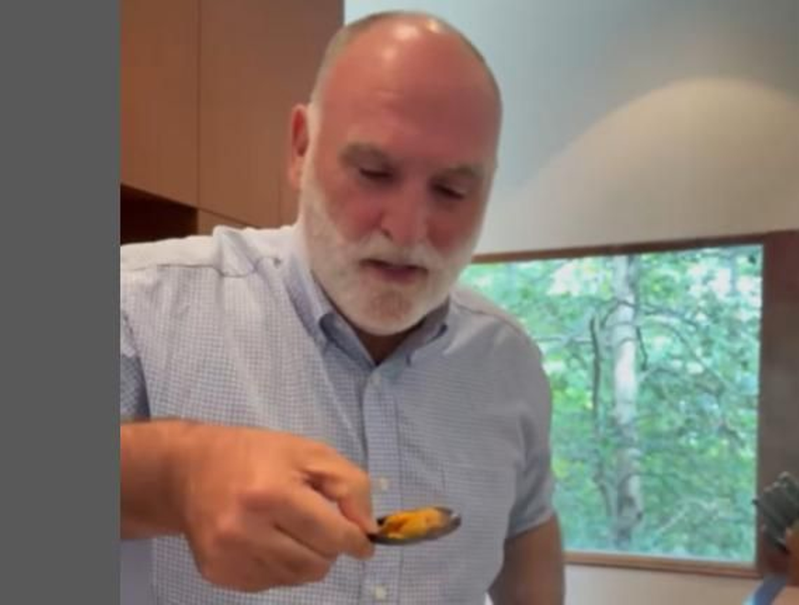 El chef José Andrés cocinando mejillones con limón