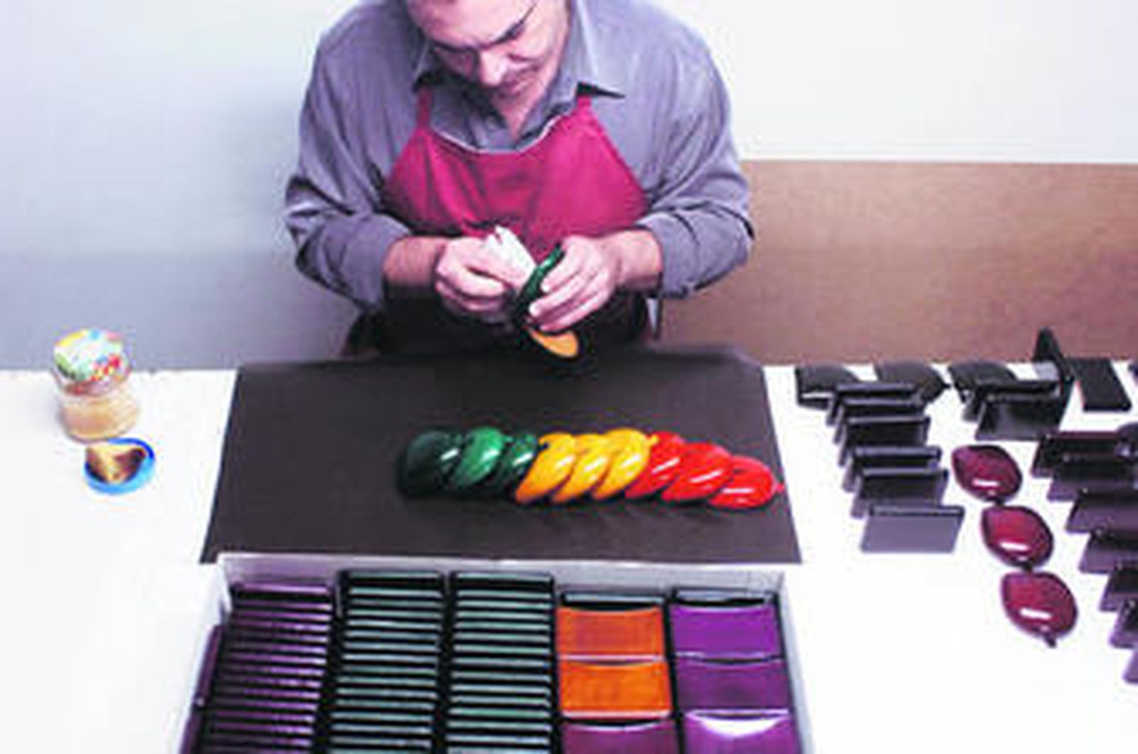 Uno de los trabajadores de la firma Trade Curtidos trabaja en la línea novedosa de los galardonados y artesanales monederos Lolo.