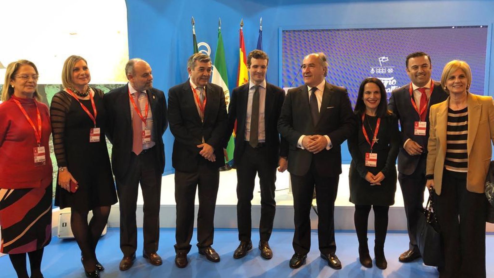 El presidente nacional del PP, Pablo Casado, junto a parte de las autoridades comarcales en Fitur.