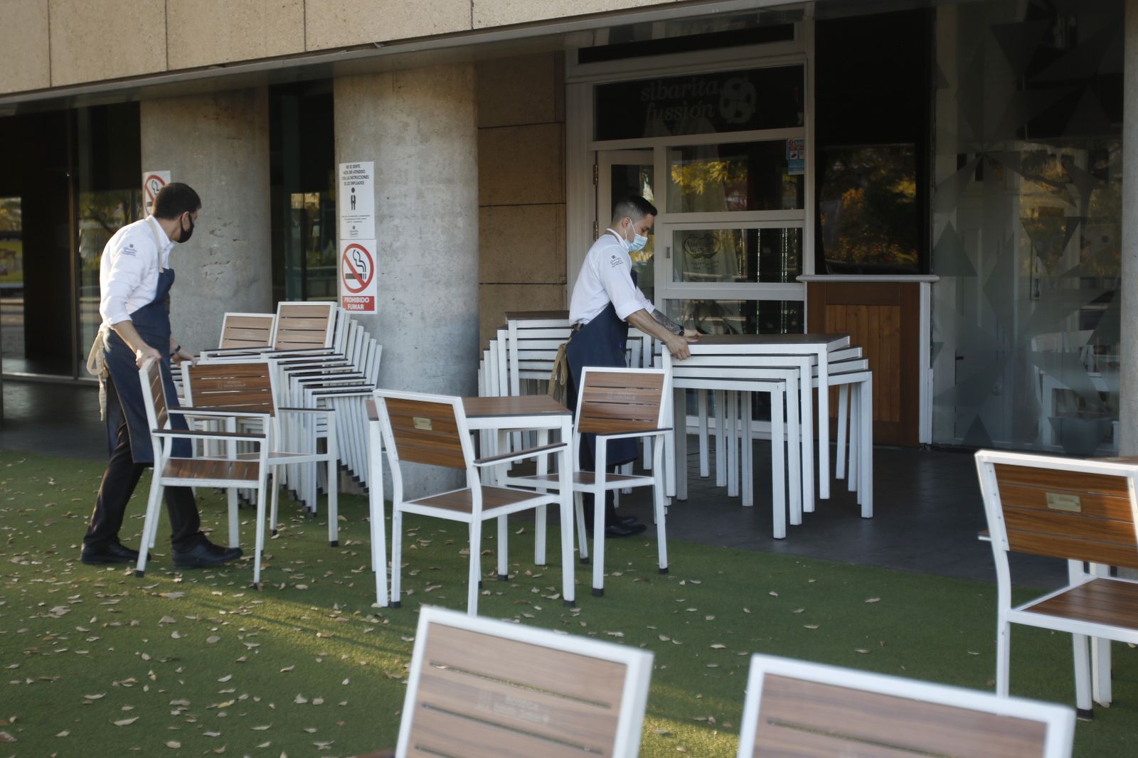 La primera tarde de cierre de bares y comercio en Córdoba, en fotografías