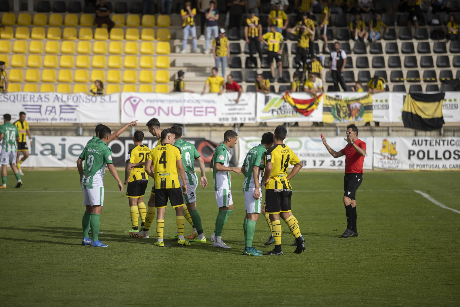 Imágenes del partido entre el San Roque de Lepe y el Atlético Sanluqueño