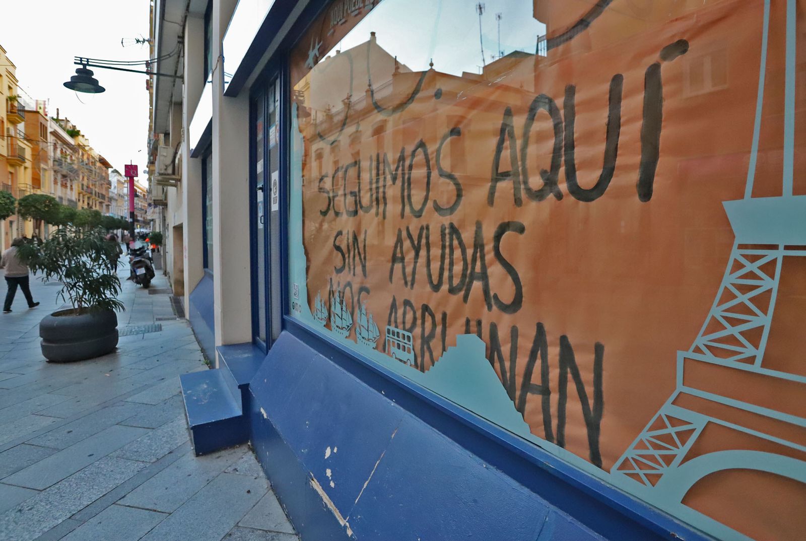 Escaparate de una de las agencias de la capital reivindicando ayudas.