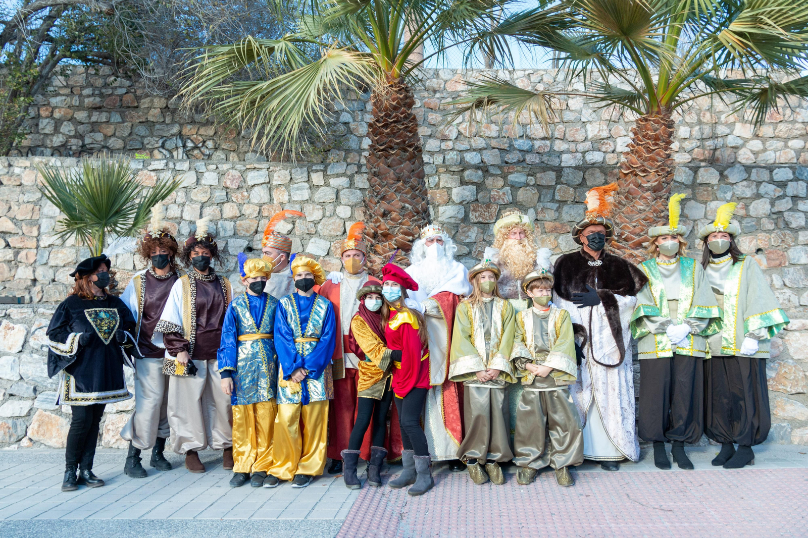 Los Reyes Magos junto a la comitiva real a su llegada a Motril