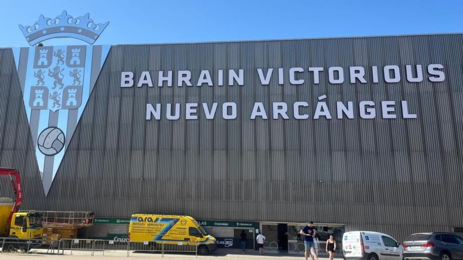 La imagen que ya luce la fachada de Fondo Norte de El Arcángel, con el escudo del Córdoba CF y el nombre comercial del estadio. La imagen que ya luce la fachada de Fondo Norte de El Arcángel, con el escudo del Córdoba CF y el nombre comercial del estadio.