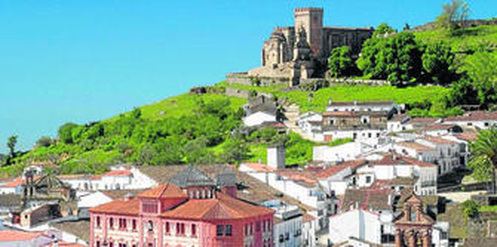 1. Panorámica de Aracena, con el castillo fortaleza en lo más alto del pueblo. 2. Cortador de jamón. La gastronomía sigue siendo uno de los atractivos de la sierra. 3. Visitantes en la Gruta de las Maravillas. 4. Hotel rural Sierra Luz de Cortegana. 5. Peña de Arias Montano en Alájar. 6. Paseo a caballo por la finca Valbono.