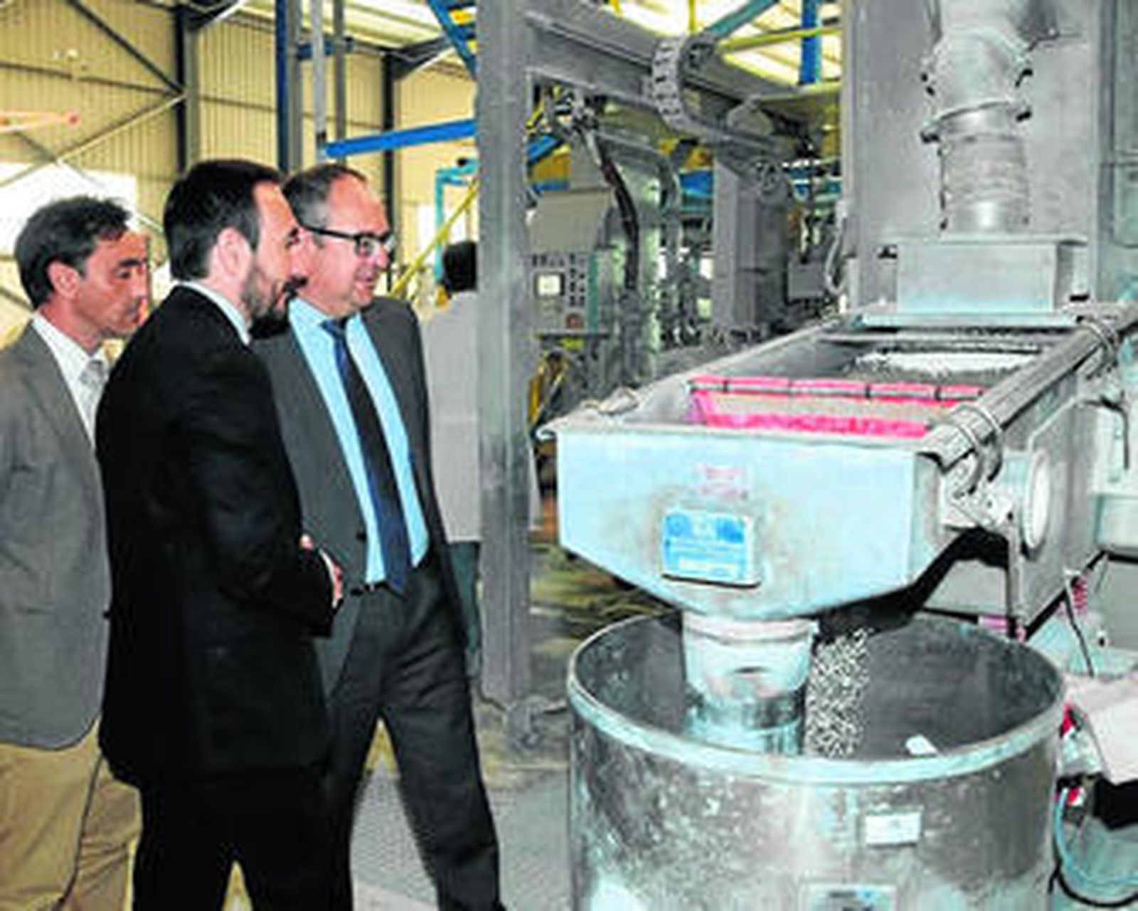 López Gil y el resto de representantes de la Junta, ayer en su visita a una de las empresas de Tecnobahía.
