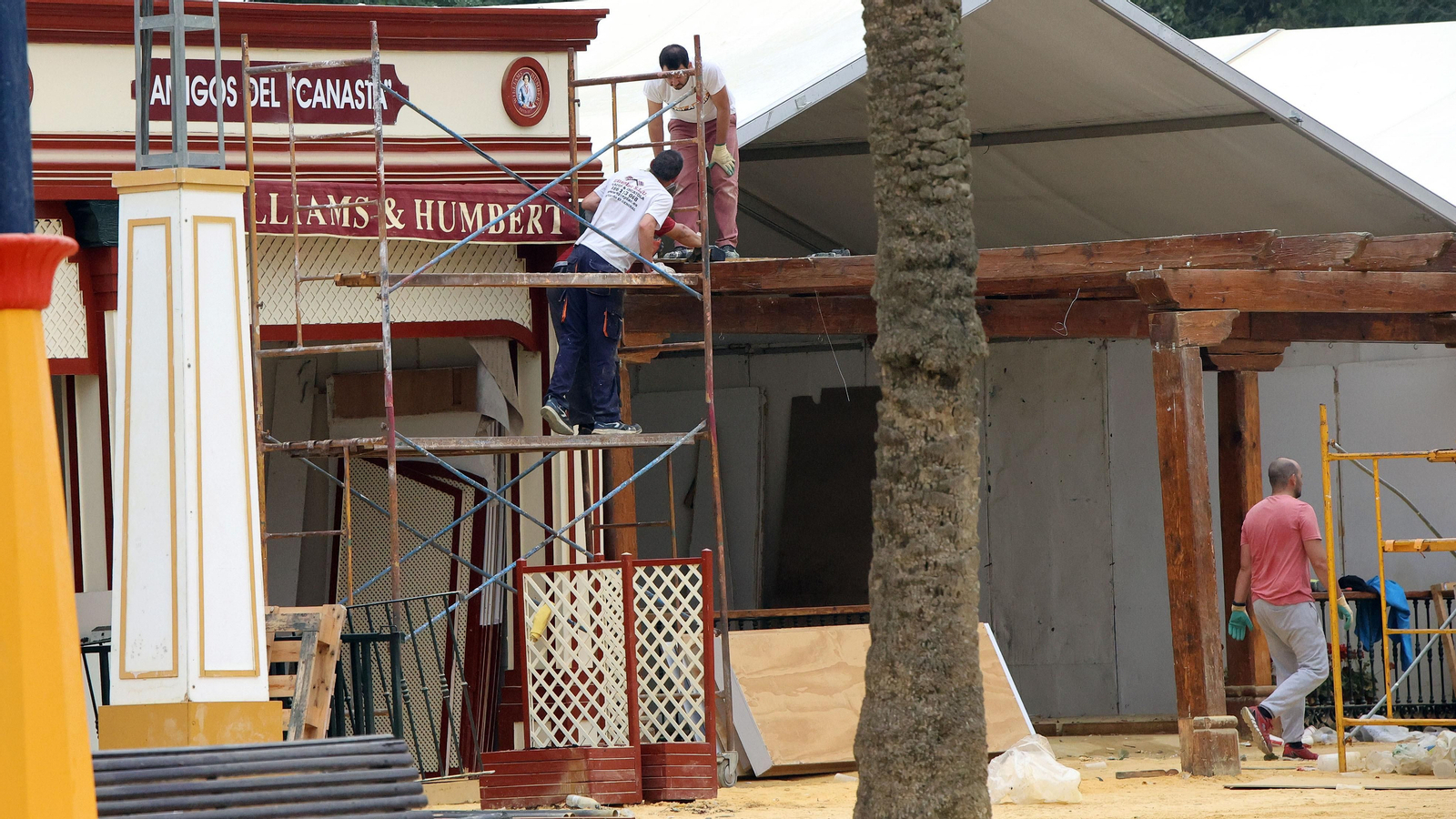 Continúan los trabajos de recogida en la Feria de Jerez 2024 Continúan los trabajos de recogida en la Feria de Jerez 2024