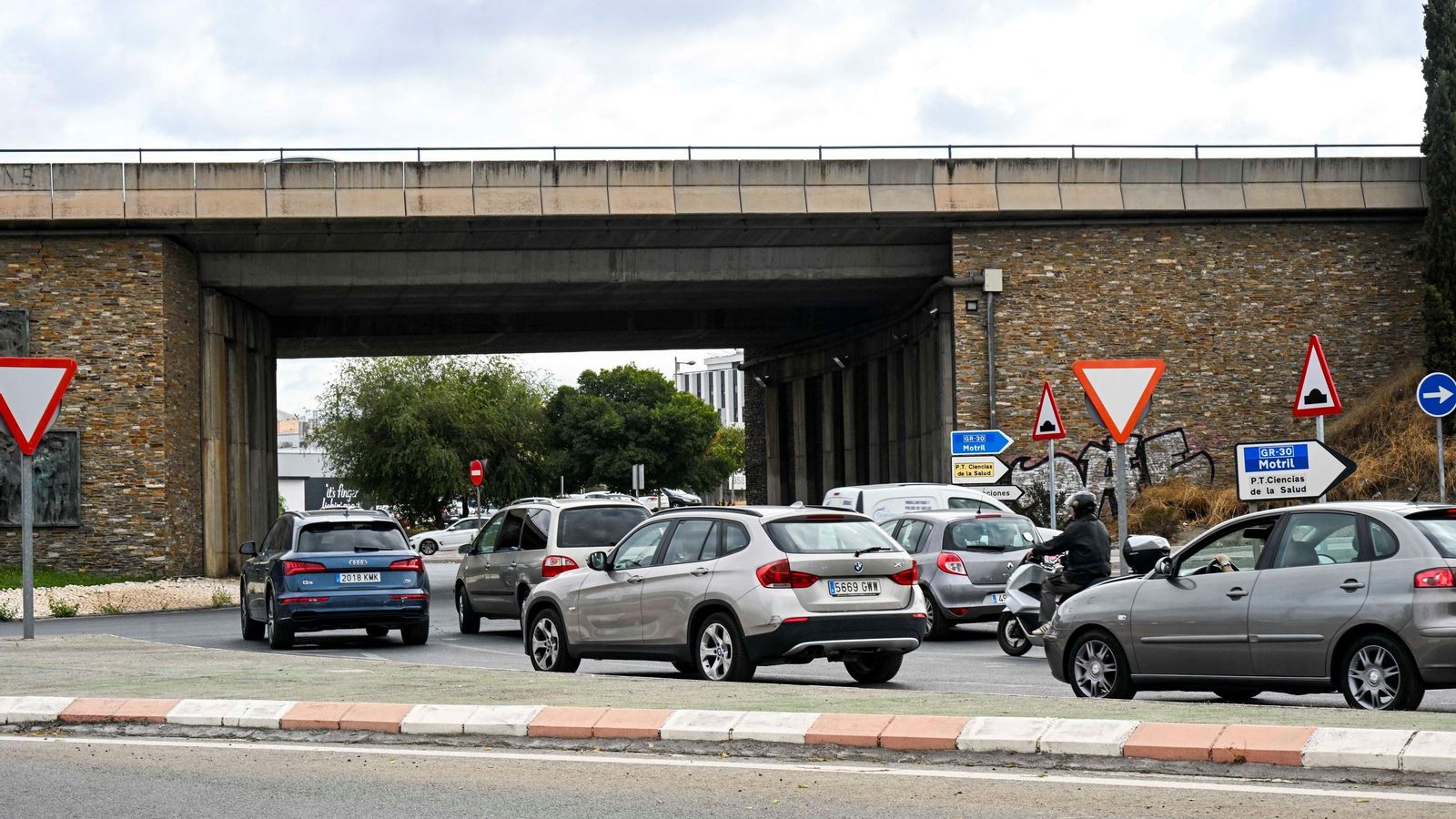 La rotonda de la Avenida Fernando de los Ríos, en su intersección con la GR-30.