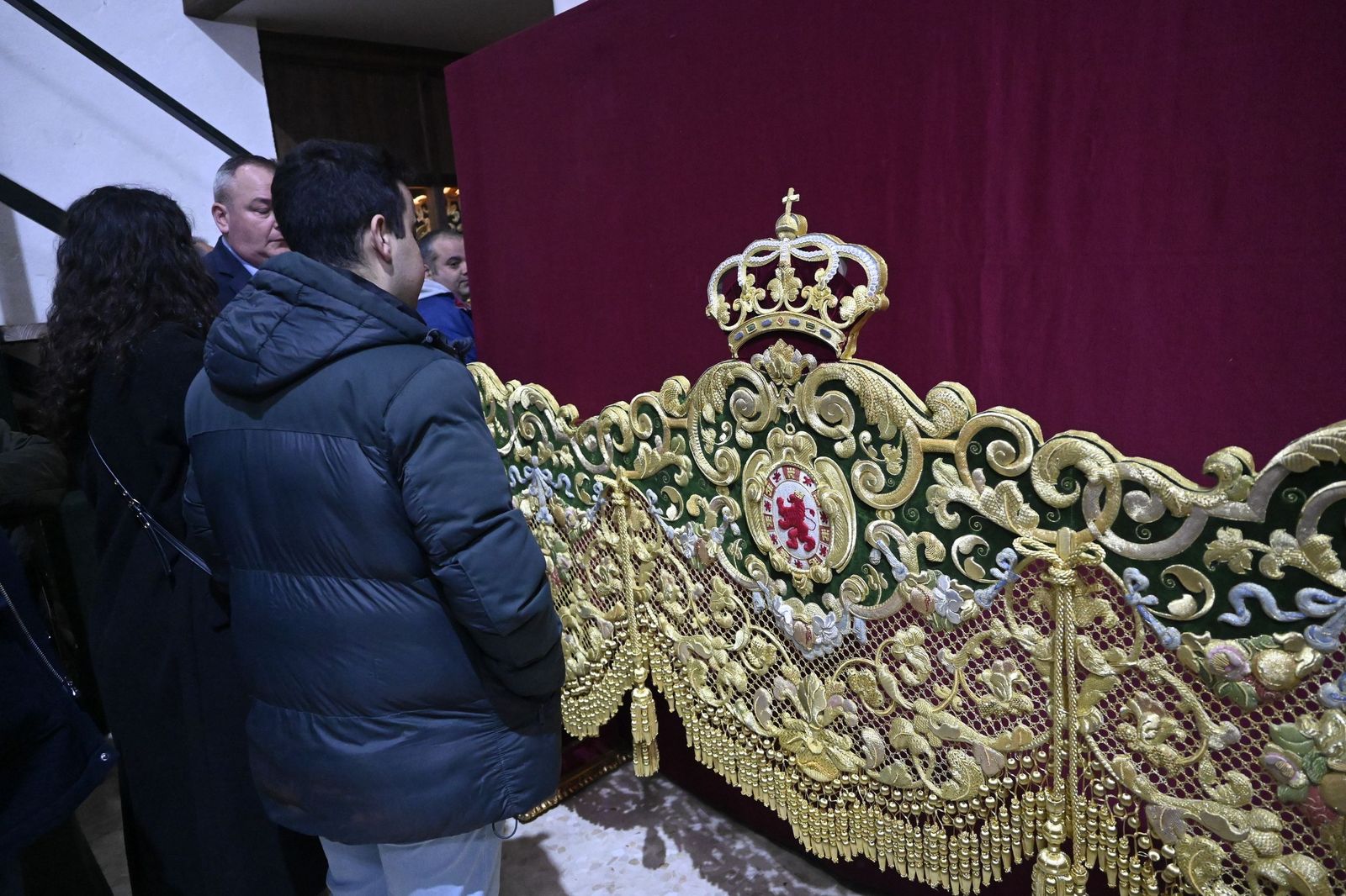 Las mejores fotos de la presentación de la bambalina trasera del palio de la Virgen de la Esperanza de Córdoba