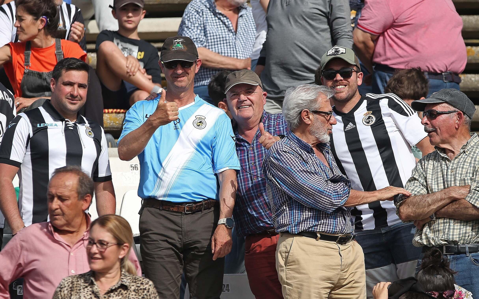 Fotos de la afición durante el Balona - Talavera en el estadio municipal de La Línea