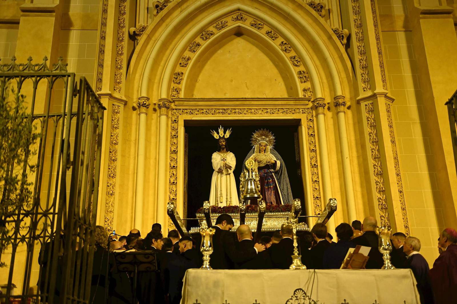 La misa del alba y el traslado del Cautivo, en fotos