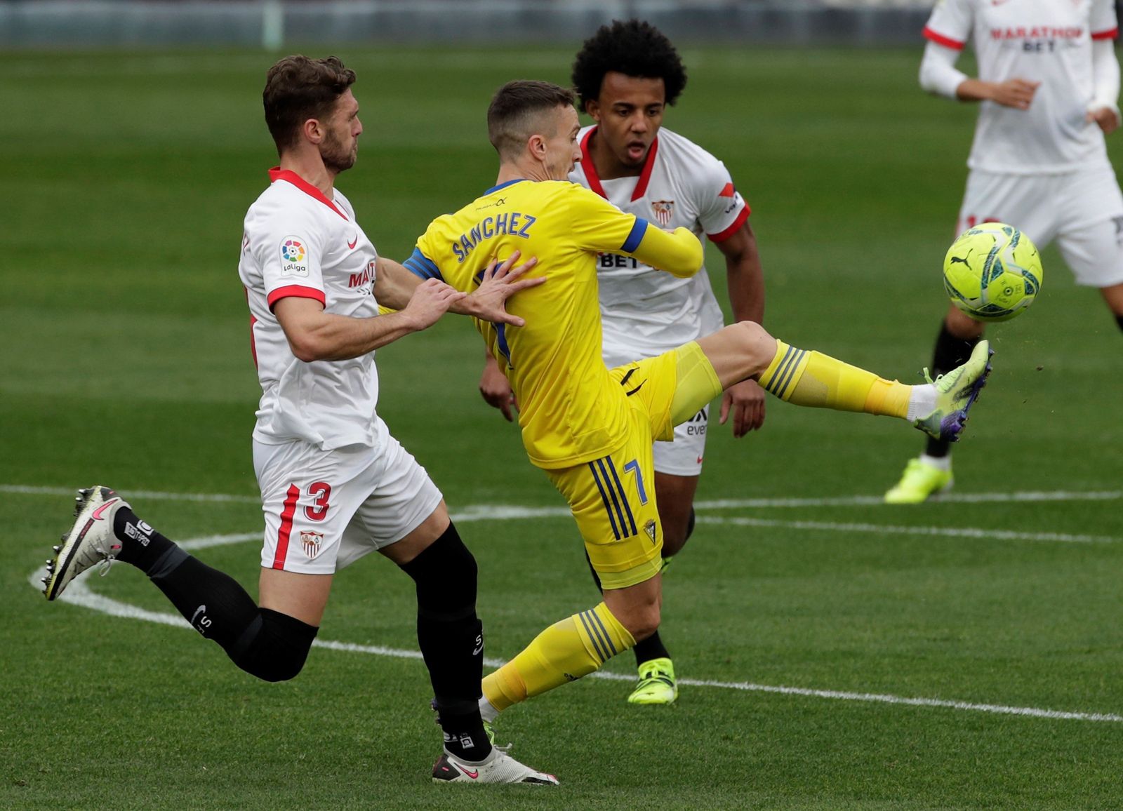 Jules Koundé, ante Salvi Sánchez en el Sevilla-Cádiz del pasado sábado.