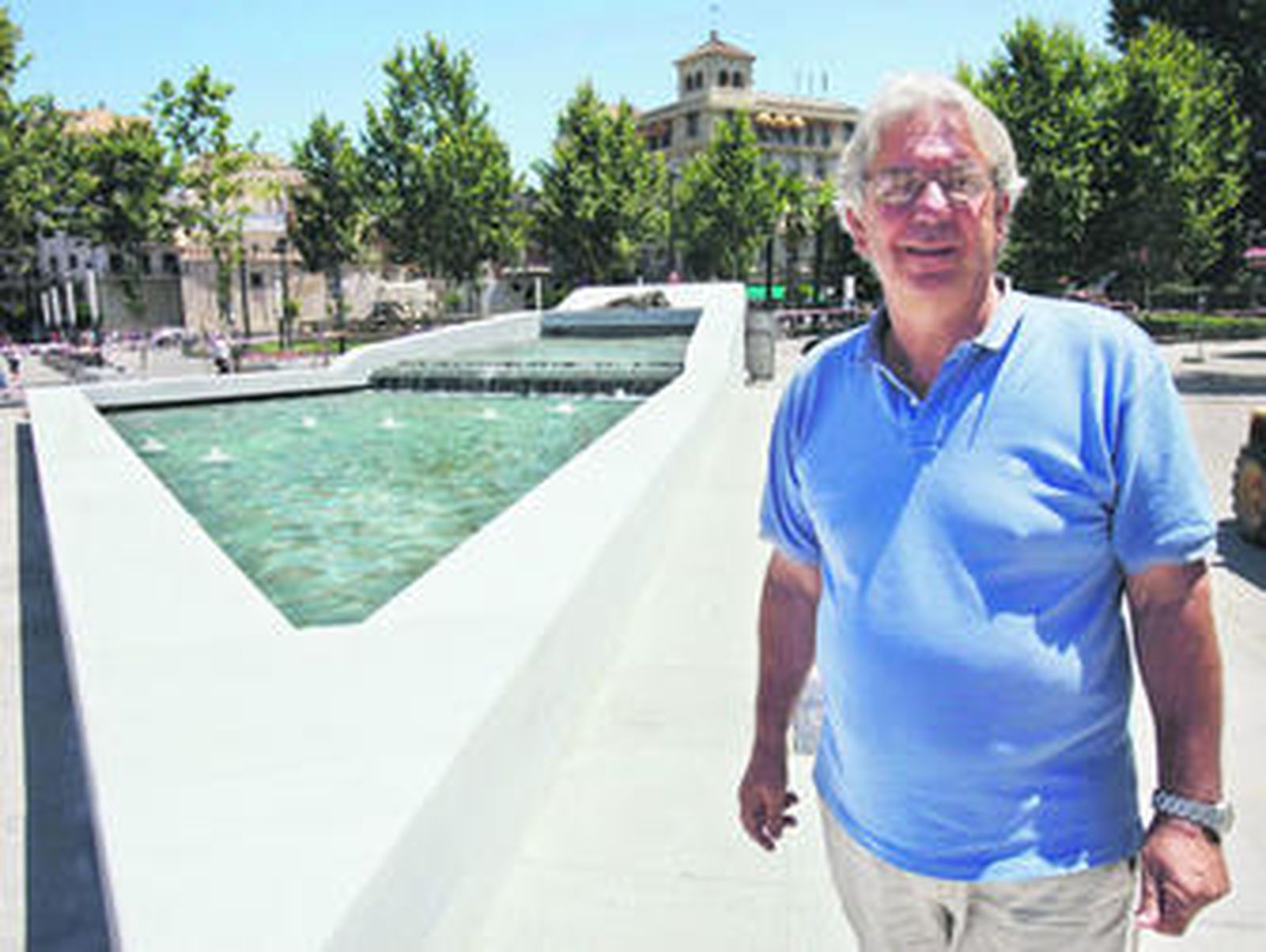 El arquitecto Antonio Barrionuevo junto a la nueva fuente.