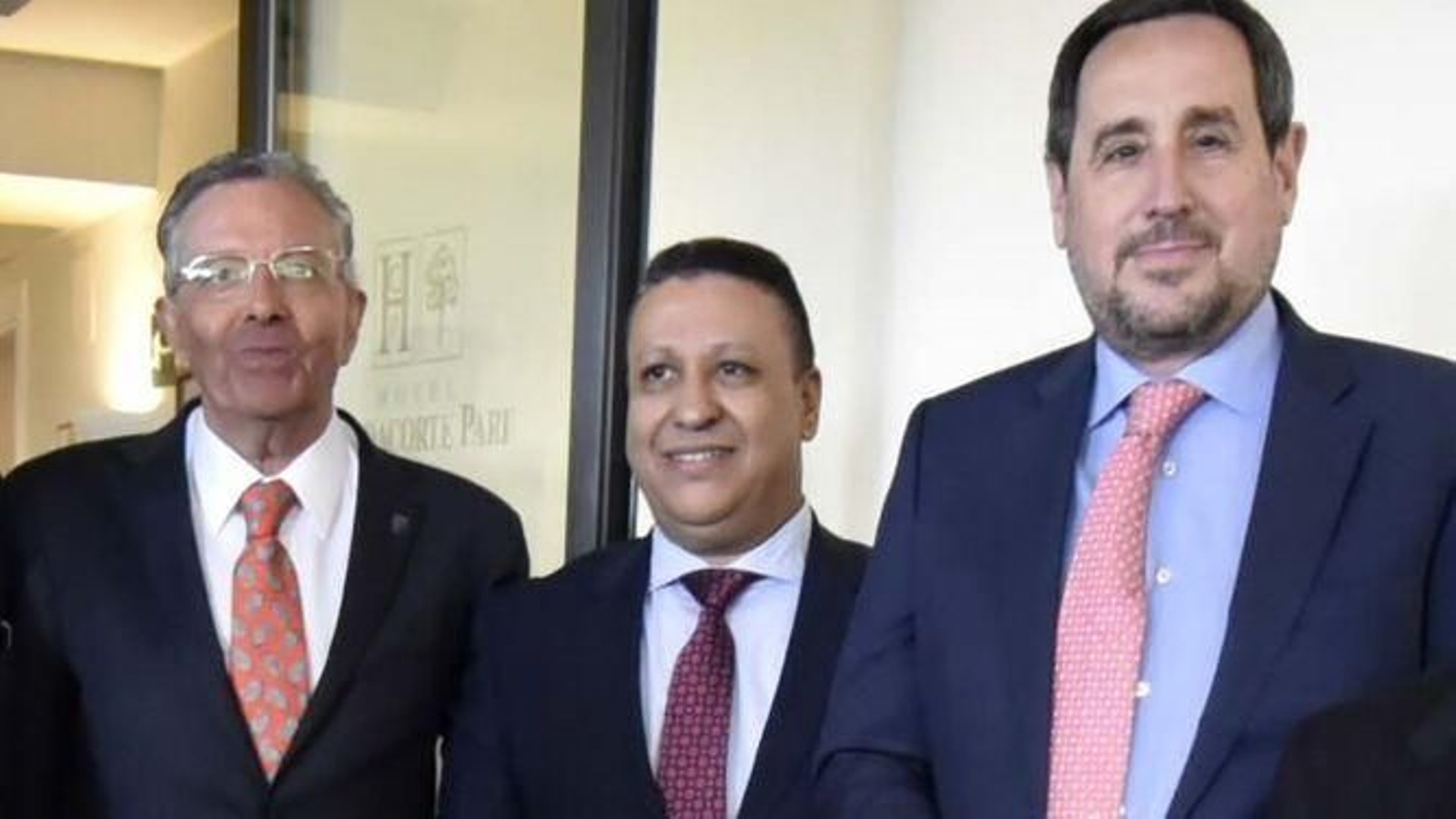 Carlos Iglesias (dcha.), en el homenaje de despedida a a Gutiérrez Luna (izq.) celebrado el pasado 30 de enero. En el centro, el cónsul de Marruecos, Khaled Rafaoui