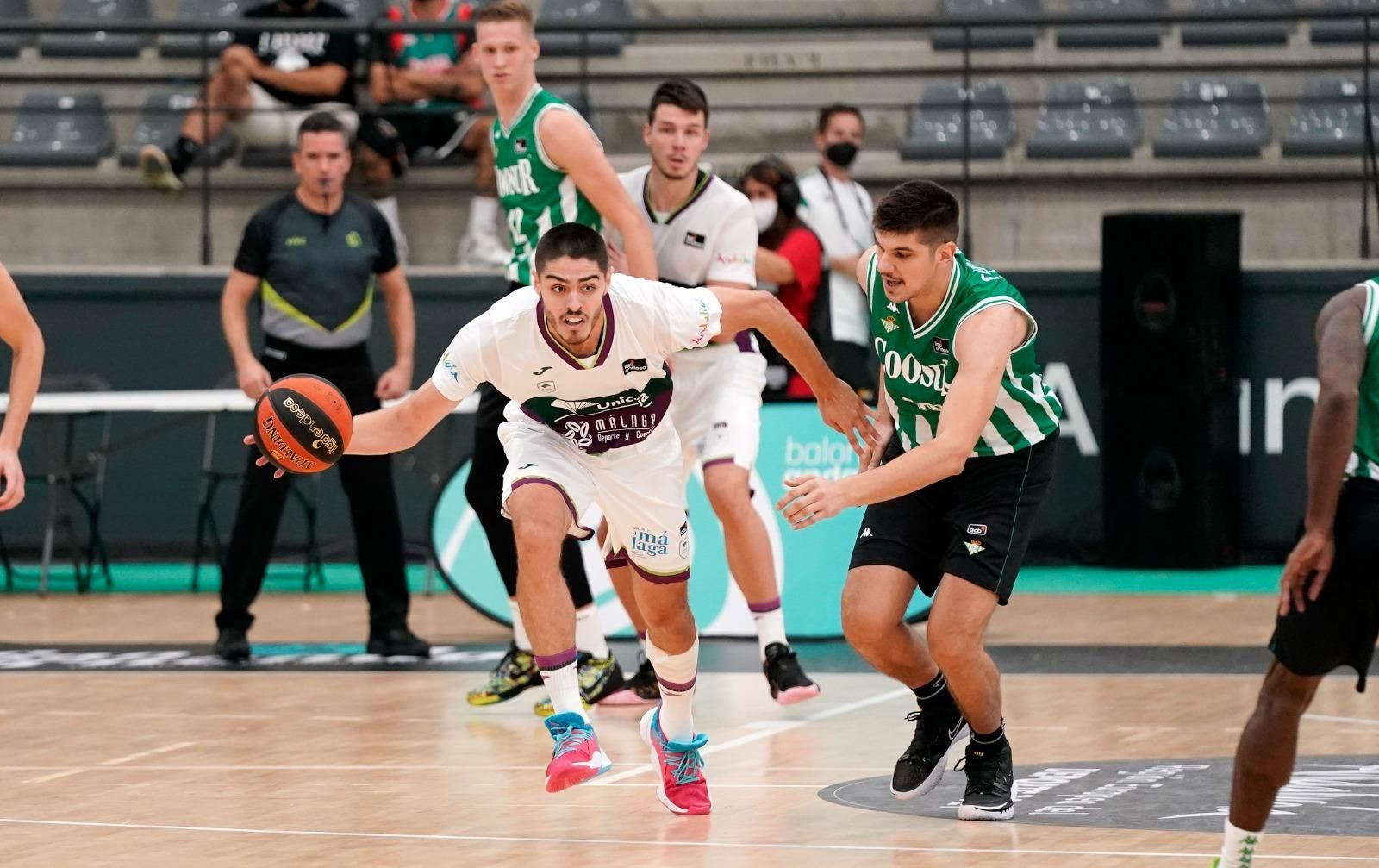Edgar Vicedo sube el balón en la Copa de Andalucía en San Fernando. Edgar Vicedo sube el balón en la Copa de Andalucía en San Fernando.