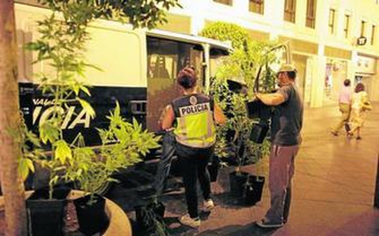 La Policía retira las macetas intervenidas en la calle Tetuán, en 2011.
