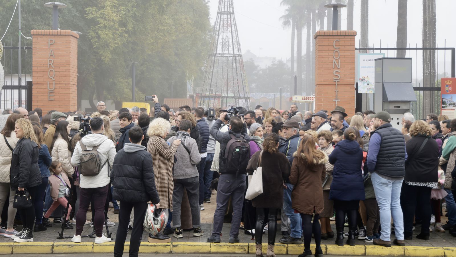 La protesta a las puertas del Parque Constitución en El Viso.