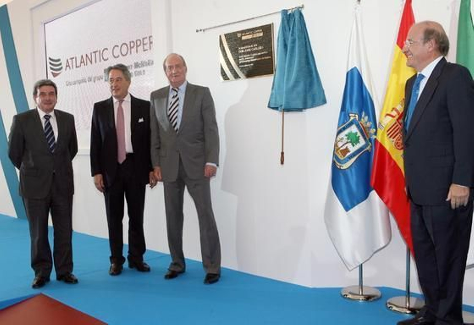 EL Rey descubre la placa conmemorativa por el 40 aniversario de la metalúrgica Atlantic Copper. / Espínola