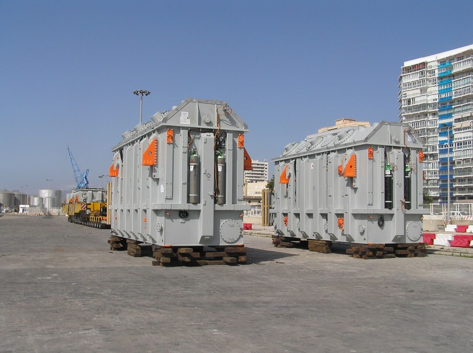 Transformadores en la explanada de carga del muelle número cuatro.