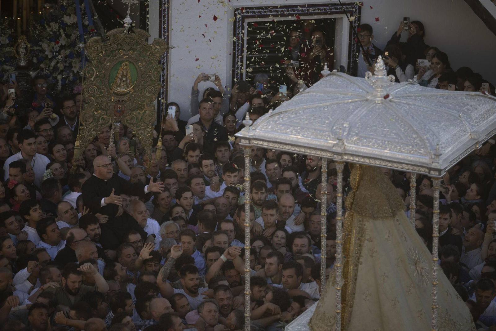 Las mejores imágenes de la procesión de la Virgen del Rocío en la aldea