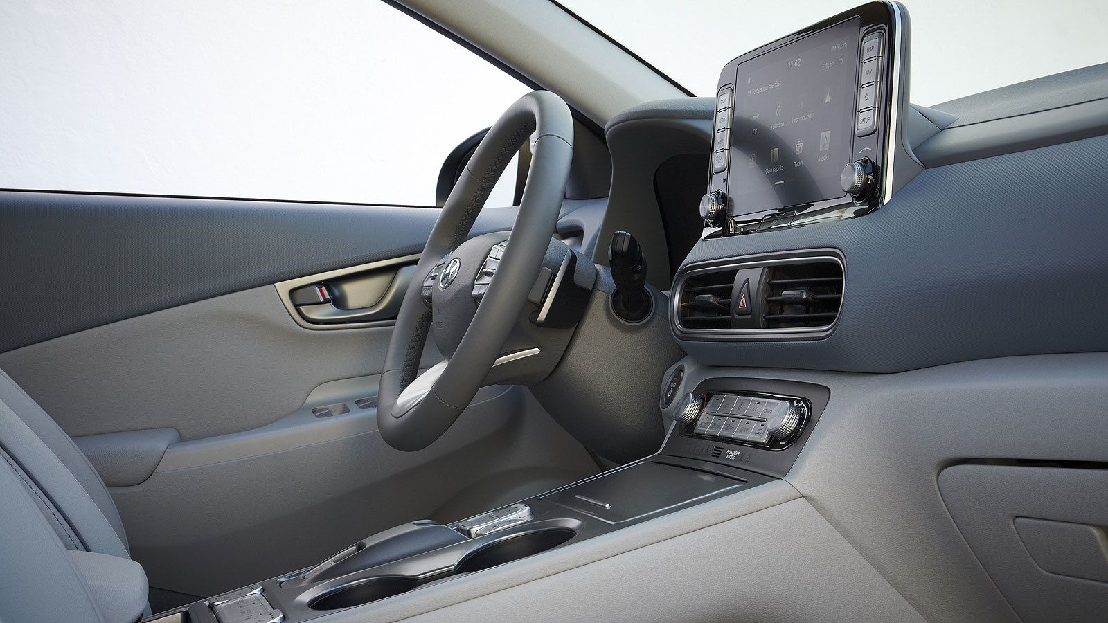 El interior sorprende porque no hay palanca alguna.