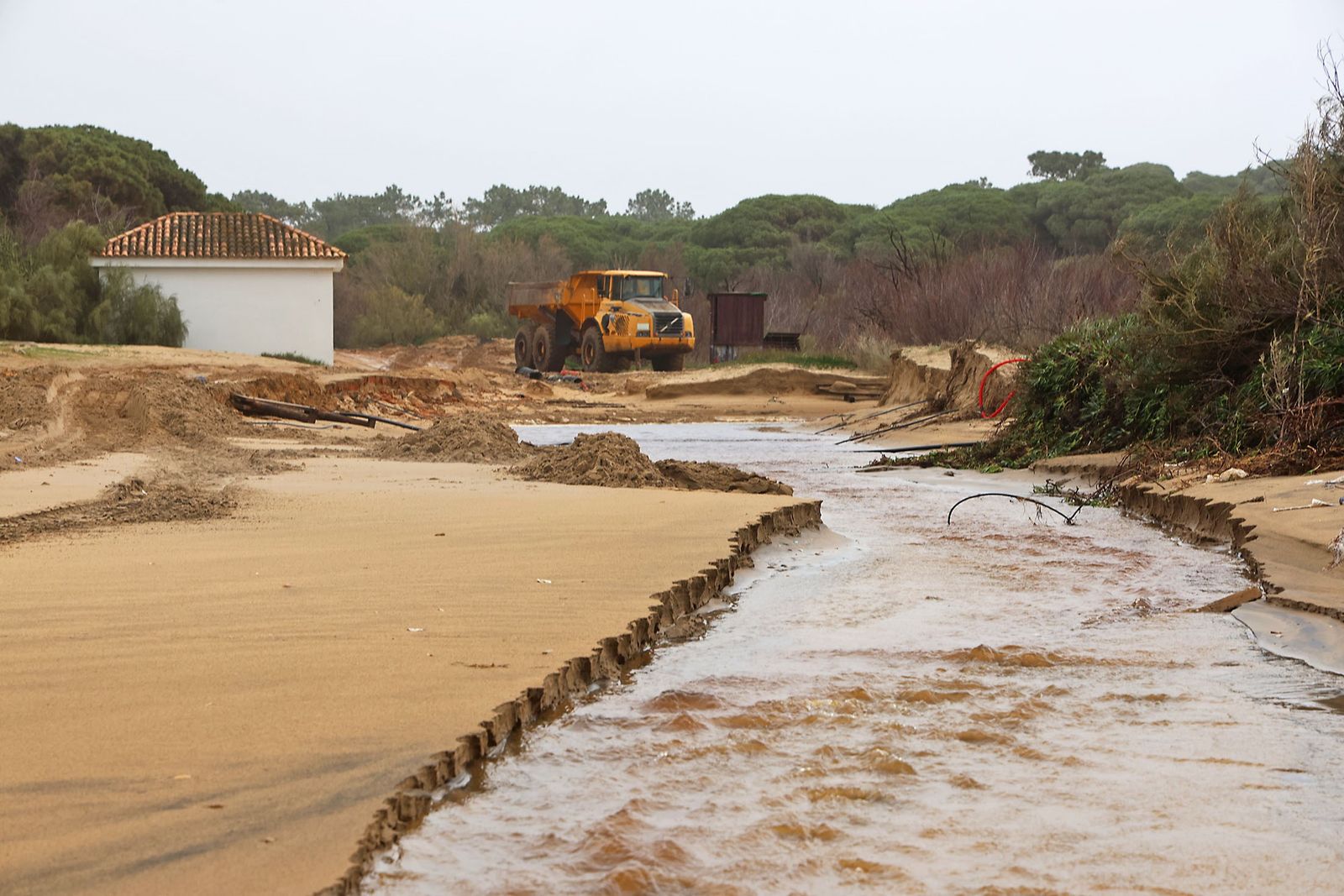 Daños y destrozos en la playa de El Portil.