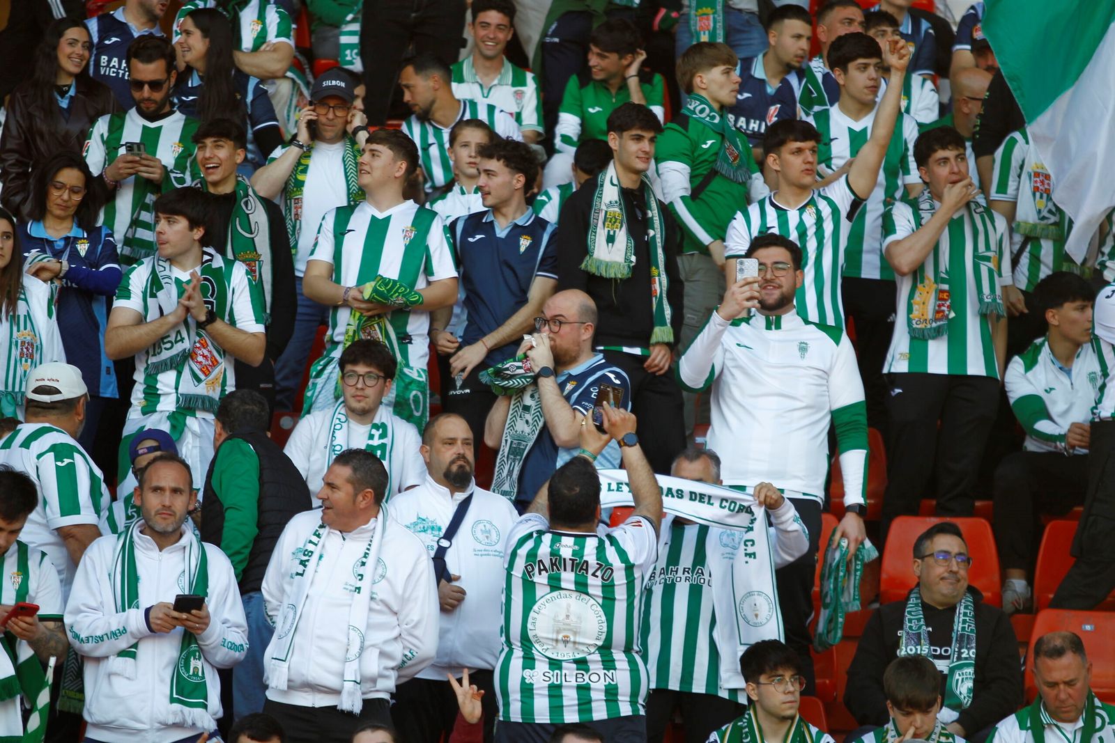 El Córdoba CF nunca camina solo: las fotos de la afición blanquiverde en Almería