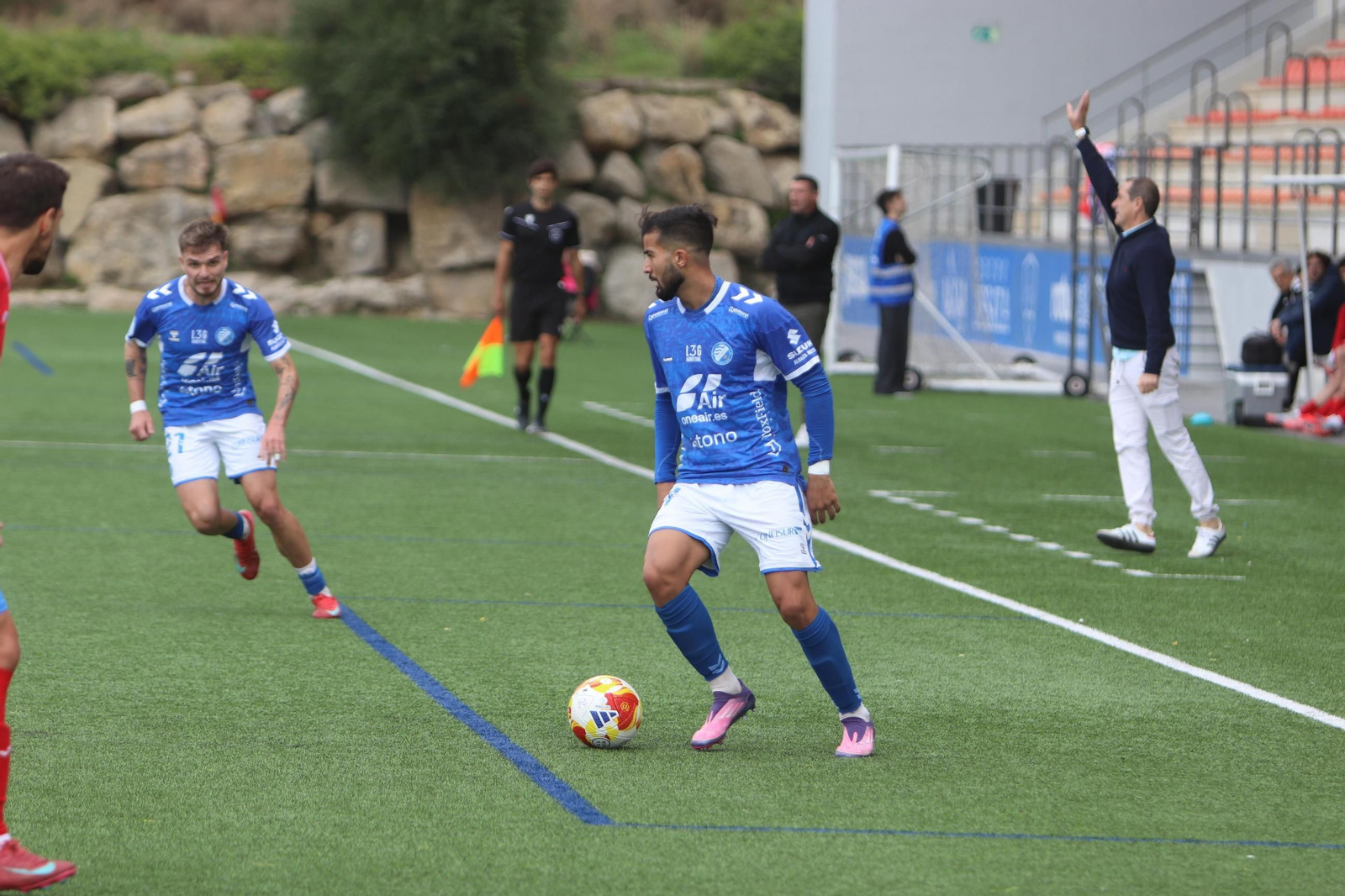 llias, con Ekiza al fondo, lo intentó en la primera mitad.