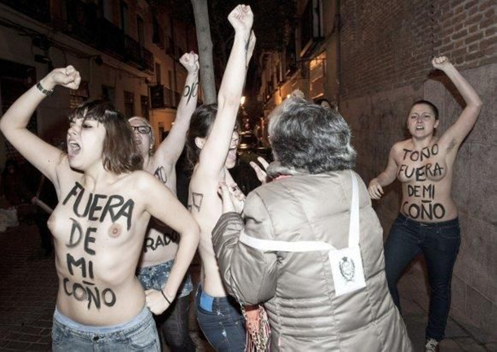 Activistas de Femen abordan a Rouco con el torso desnudo