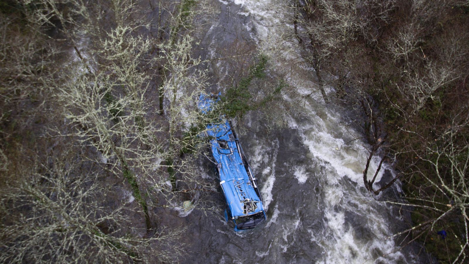 Así quedó el autobús que cayó a un río en Galicia