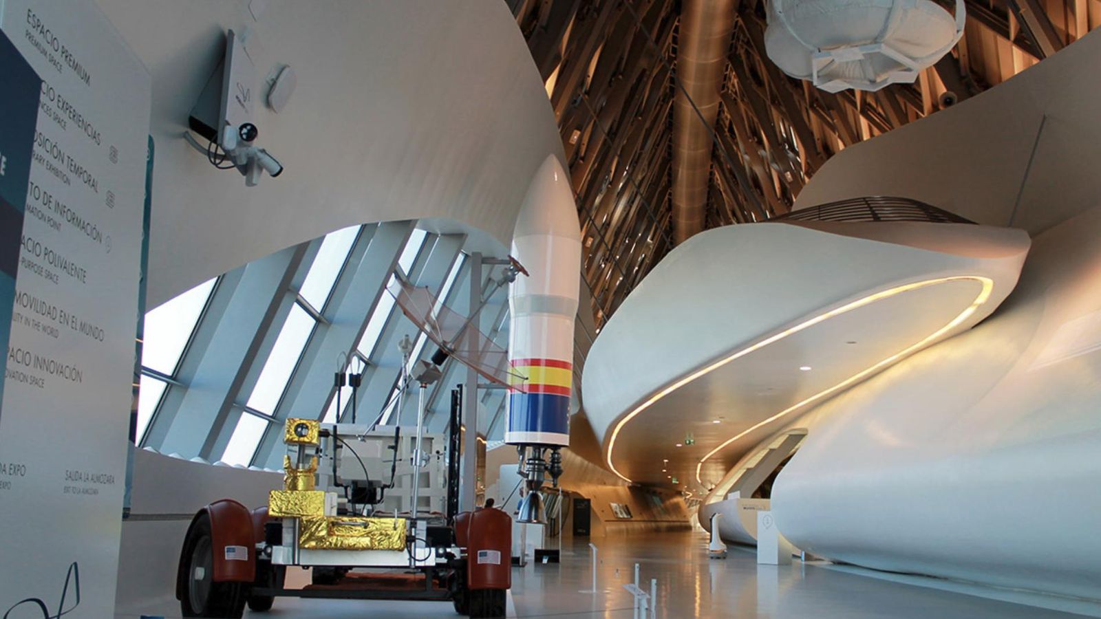 Réplica del Rover usado en las últimas misiones Apolo a la Luna presente en la exposición.