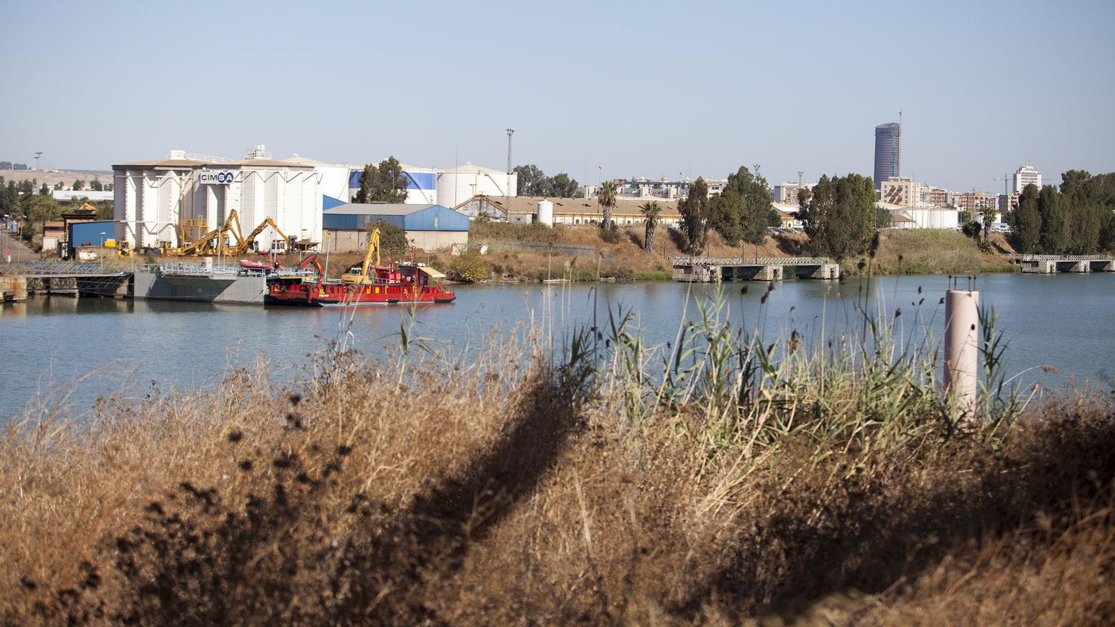 Los suelos donde se construirá Sevilla Park acogen hoy los depósitos de hidrocarburos de CLH.