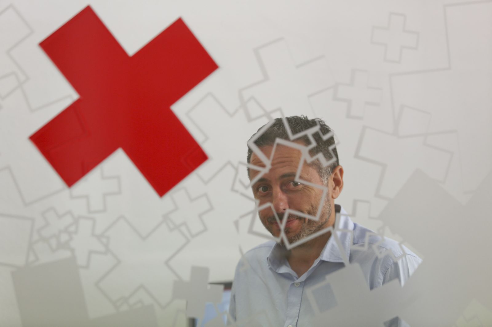 El coordinador provincial de Cruz Roja en Málaga subraya la importante labor de los voluntarios y socios de la organización.